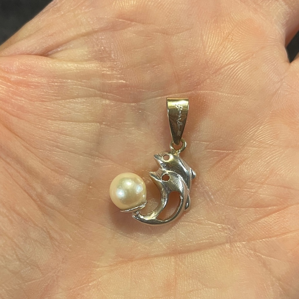 18kt Pendent (Dolphin) GENIO & BEUETTI Branded
Premium Quality. 
Pearl Pendent.